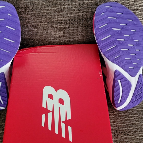 New In Box New Balance Kids Shoes 4Y - Picture 5 of 5